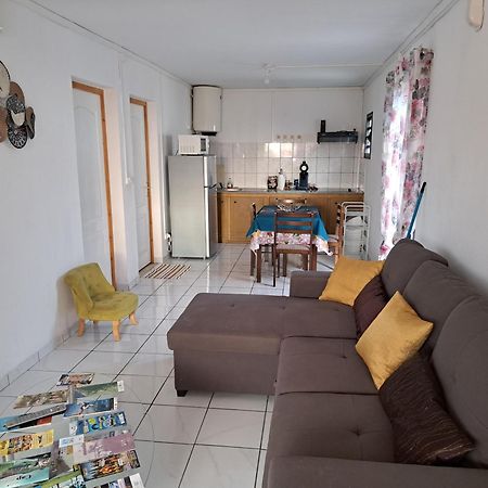 Appart A La Res Andy Accueillant 1 A 5 Pers Arrive Autonome , 2 Places De Parking Dans La Cour Devant La Maison Apartment Saint-Denis Exterior photo