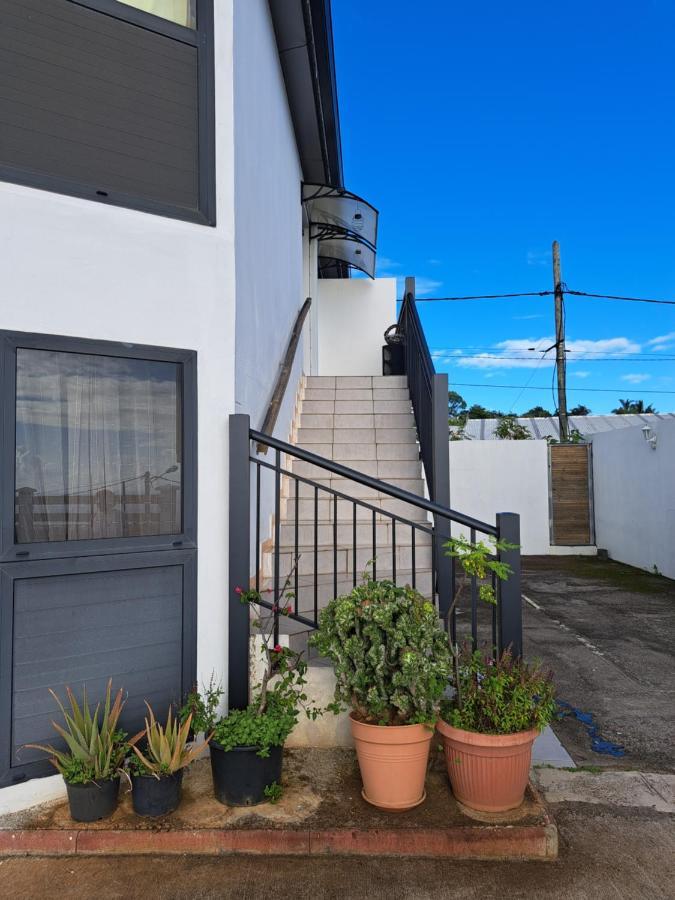 Appart A La Res Andy Accueillant 1 A 5 Pers Arrive Autonome , 2 Places De Parking Dans La Cour Devant La Maison Apartment Saint-Denis Exterior photo
