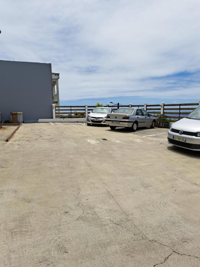 Appart A La Res Andy Accueillant 1 A 5 Pers Arrive Autonome , 2 Places De Parking Dans La Cour Devant La Maison Apartment Saint-Denis Exterior photo