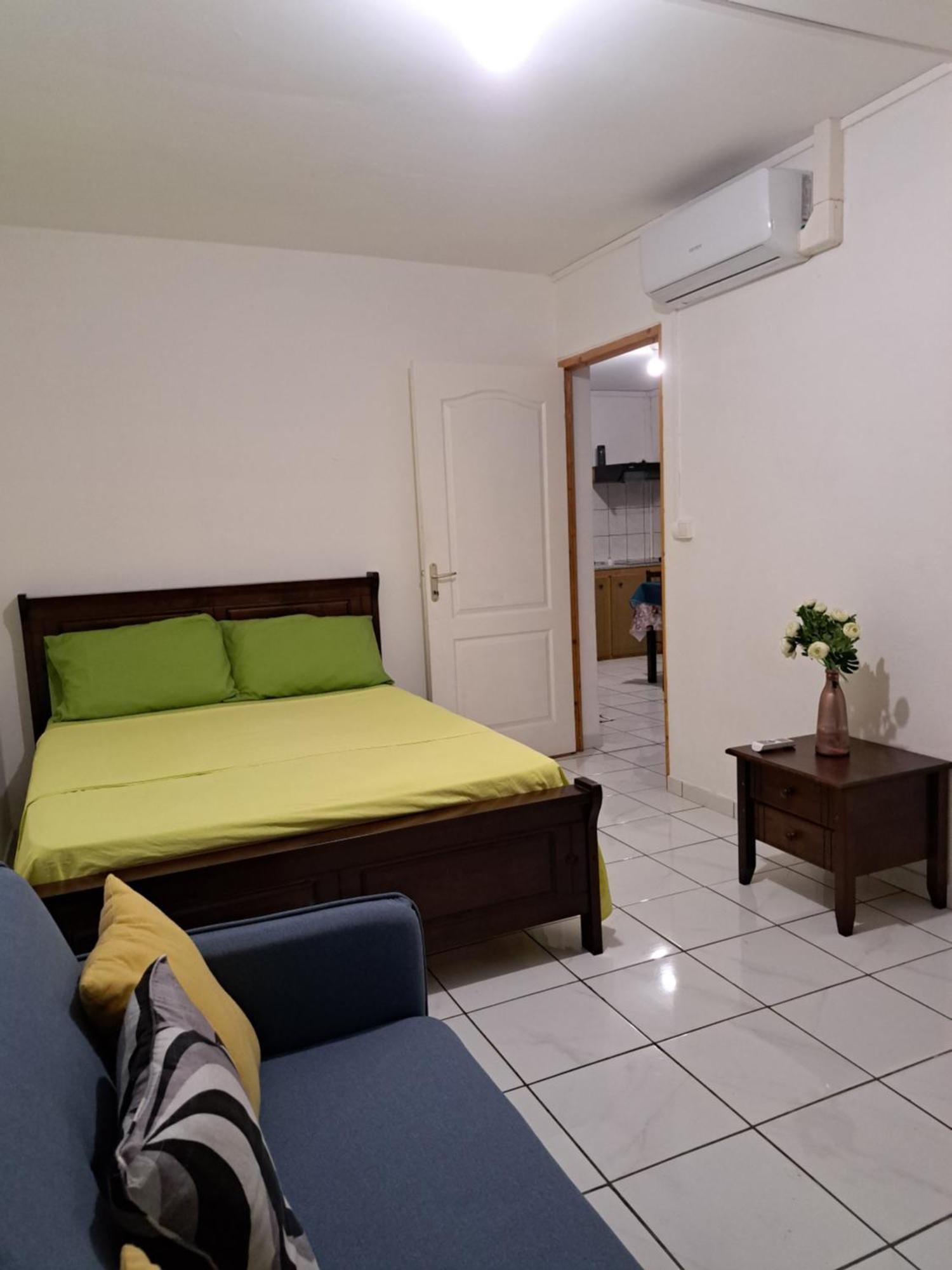 Appart A La Res Andy Accueillant 1 A 5 Pers Arrive Autonome , 2 Places De Parking Dans La Cour Devant La Maison Apartment Saint-Denis Exterior photo