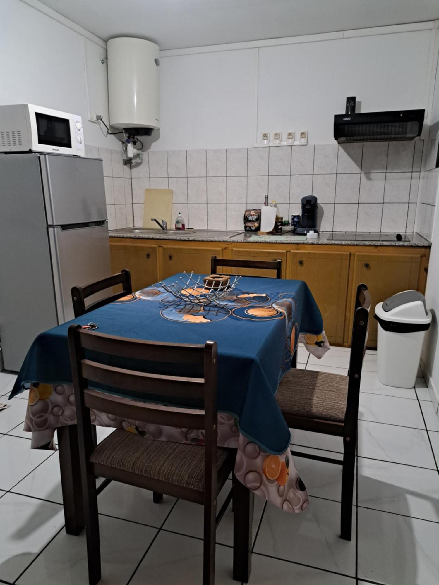 Appart A La Res Andy Accueillant 1 A 5 Pers Arrive Autonome , 2 Places De Parking Dans La Cour Devant La Maison Apartment Saint-Denis Exterior photo